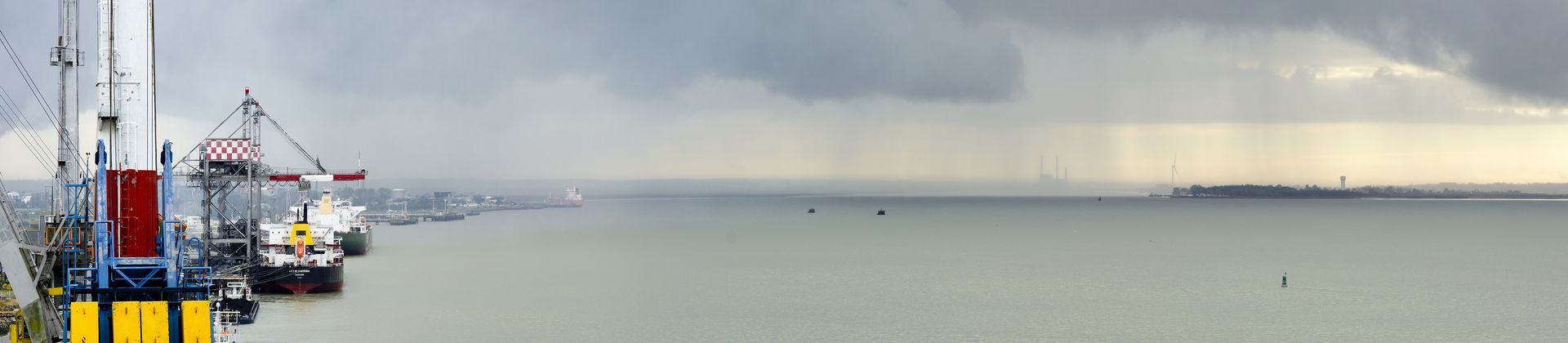 Vue panoramique de l'estuaire de la Loire avec le port industriel
