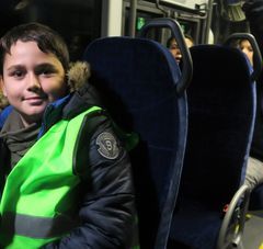 Jeune garçon dans un bus équipé d'un gilet fluorescent